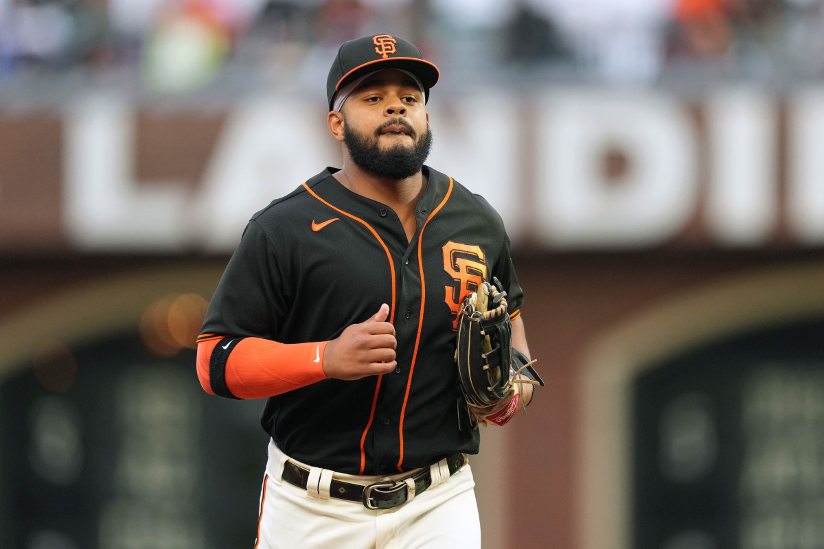 SF Giants outfielder Heliot Ramos jogs towards the dugout between innings. (2022)